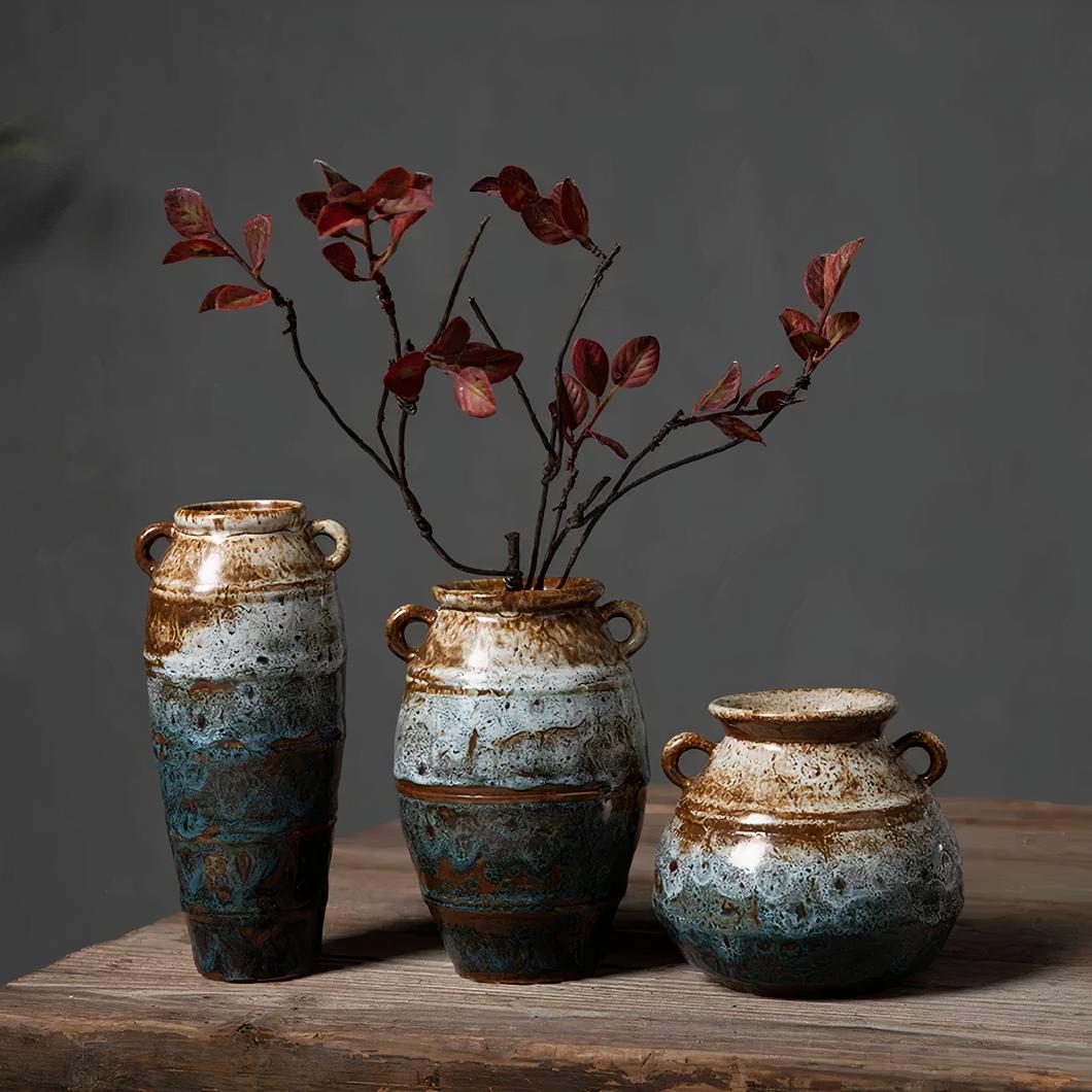 Ensemble de vases rétro en céramique posés sur une table en bois.