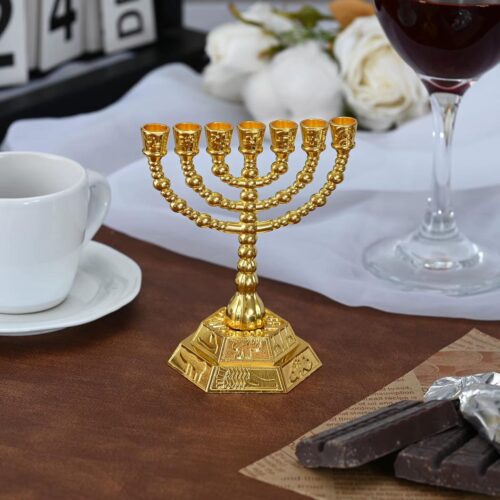Chandelier 7 branches Menorah transportable doré sur table petit déjeuner