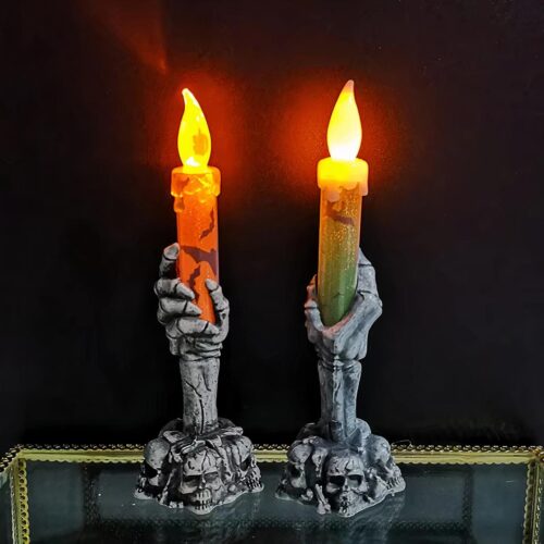 Déco d'halloween deux bougies LED tenue par une main squelette