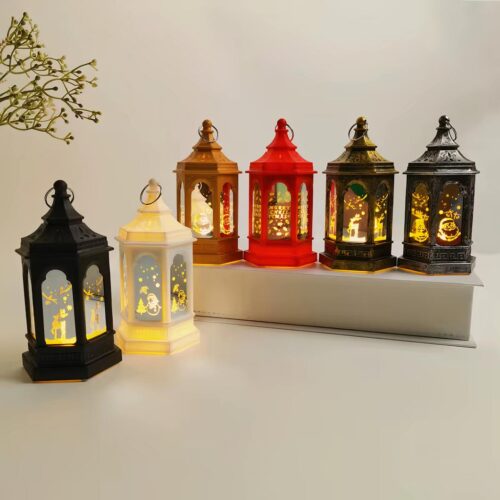 Lanternes de Noël de différentes couleurs posées.