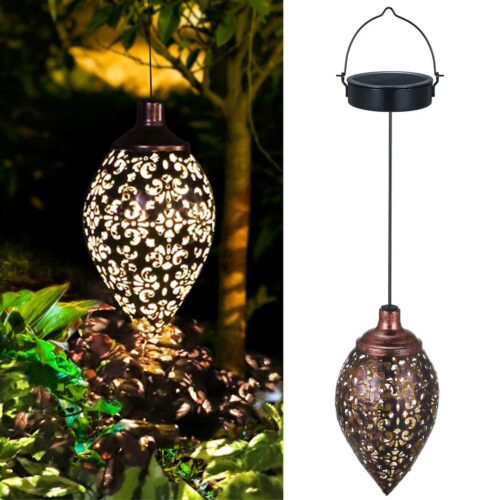 Lanterne solaire noire avec des motifs vue sur fond blanc et dans un environnement extérieur.