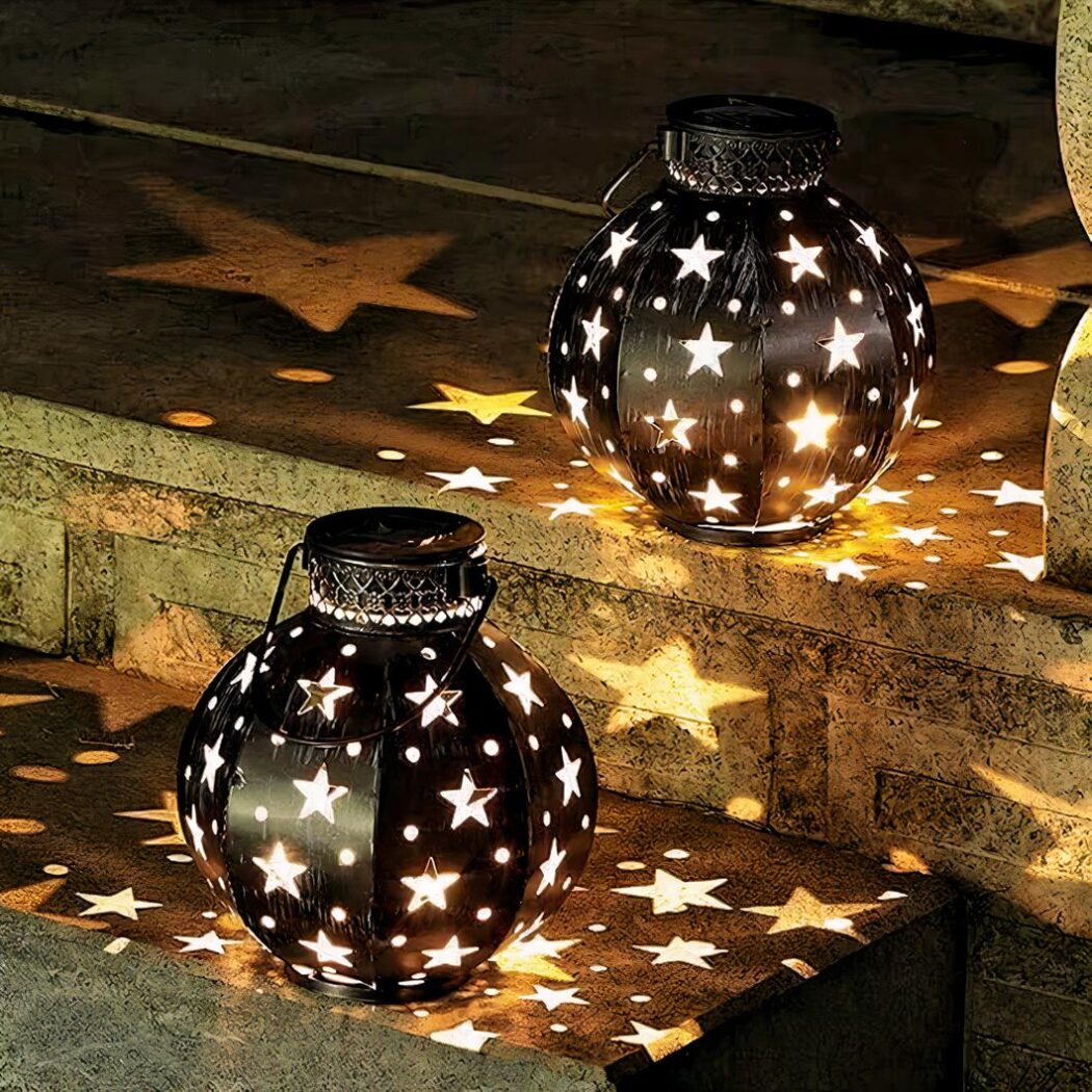 Lanternes avec motifs étoiles posées au sol.