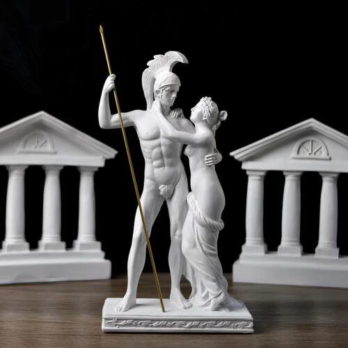 statuette grecque blanche qui représente un soldat et sa bien-aimée.