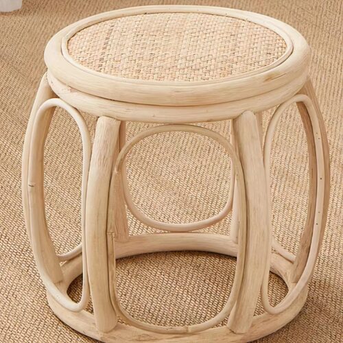 Tabouret en rotin vu de près.