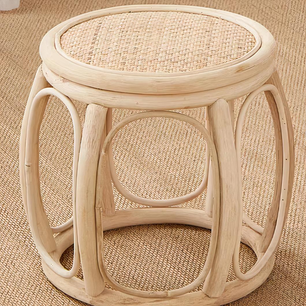 Tabouret en rotin vu de près.